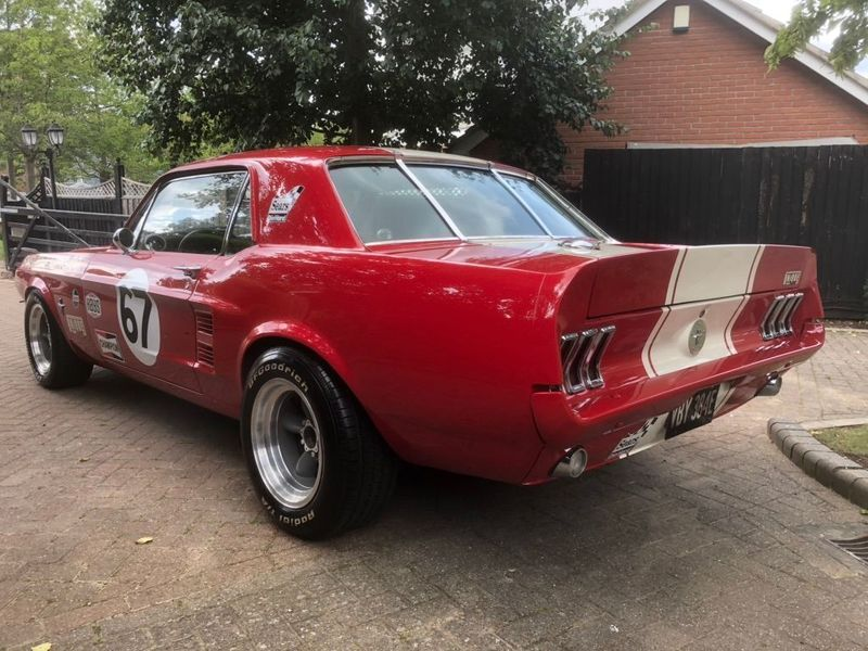 Illustration for article titled Classic Ford Mustangs on Autotrader U.K.